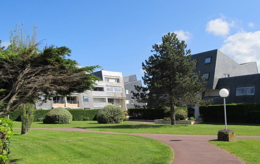Location de vacances - Appartement à Bernières-sur-Mer - Extérieur résidence