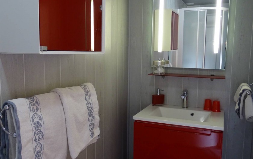 Location de vacances - Chambre d'hôtes à Bréville-les-Monts - salle de douche Côte Fleure