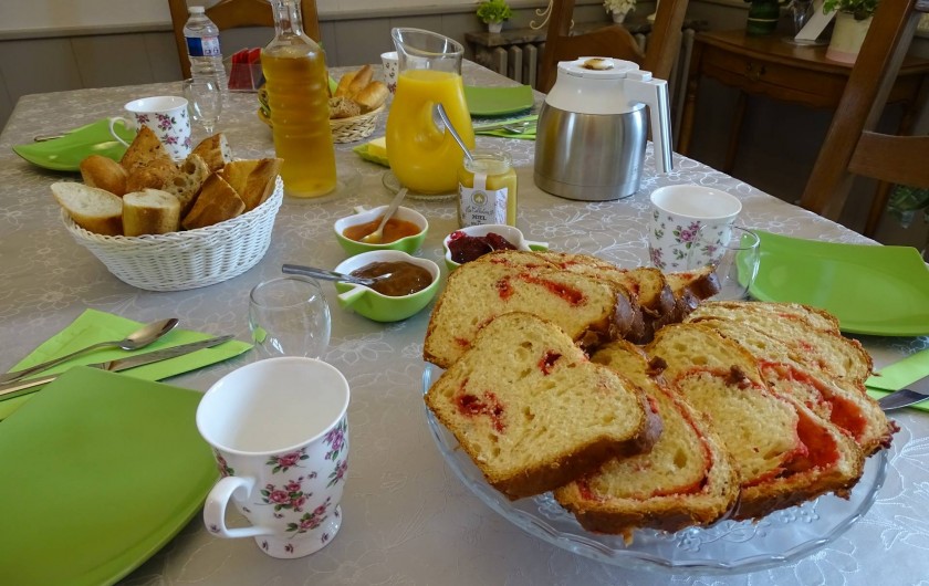 Location de vacances - Chambre d'hôtes à Bréville-les-Monts - table des petits déjeuners