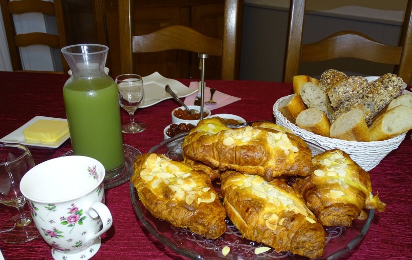 Location de vacances - Chambre d'hôtes à Bréville-les-Monts - table des petits déjeuners