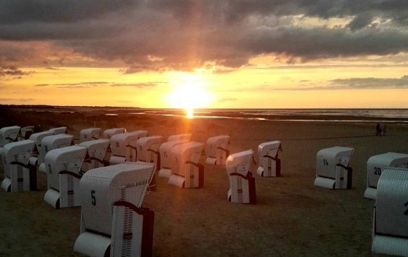 Location de vacances - Chambre d'hôtes à Bréville-les-Monts - couché de soleil plage de Merville Franceville