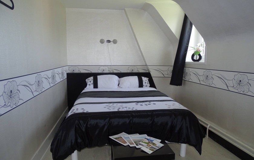 Location de vacances - Chambre d'hôtes à Bréville-les-Monts - Suite familiale coté jardin  chambre 2 lit 140x190