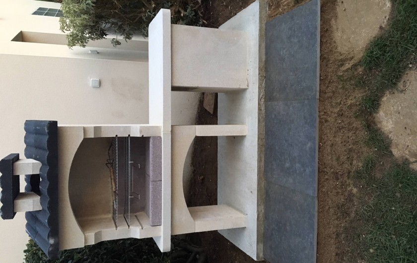 Location de vacances - Villa à Erquy - le barbecue fixe extérieur près terrasse sud