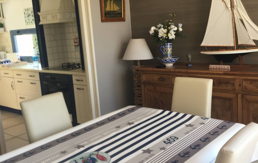 Location de vacances - Villa à Erquy - La salle à manger avec vue sur mer ouverte sur la cuisine équipée