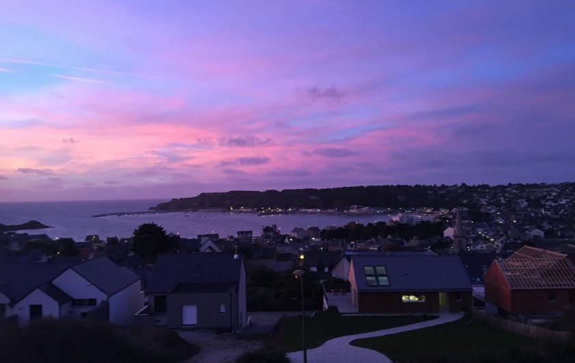 Location de vacances - Villa à Erquy - le beau coucher de soleil sur le cap vue de la salle à manger : plus de TV