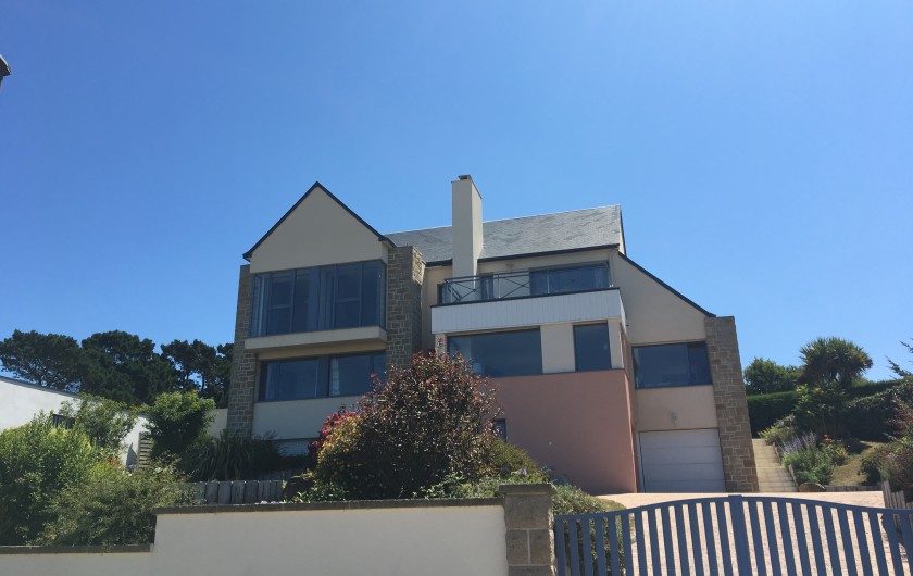 Location de vacances - Villa à Erquy - Façade de la maison avec vue mer et port d'Erquy