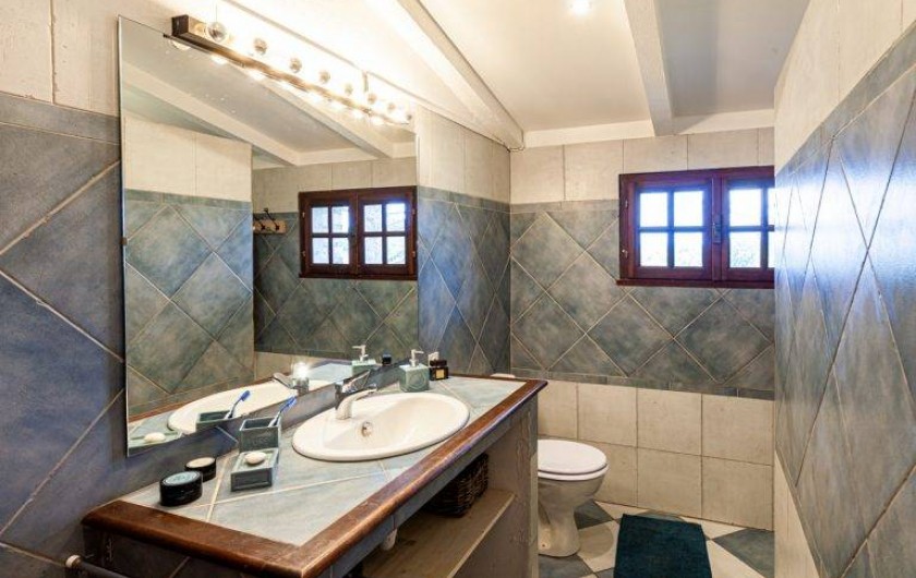 Location de vacances - Chambre d'hôtes à Saint-Césaire-de-Gauzignan - Salle de bain Chambre les Lavandes