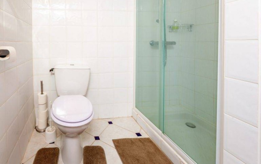 Location de vacances - Chambre d'hôtes à Saint-Césaire-de-Gauzignan - Salle de bain Chambre les Oliviers