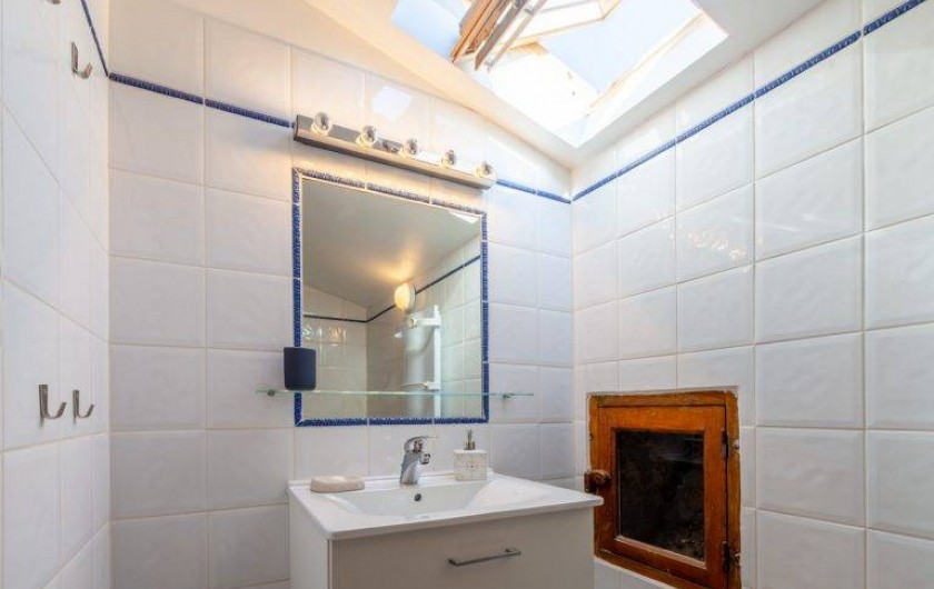 Location de vacances - Chambre d'hôtes à Saint-Césaire-de-Gauzignan - Salle de bain Chambre les Oliviers