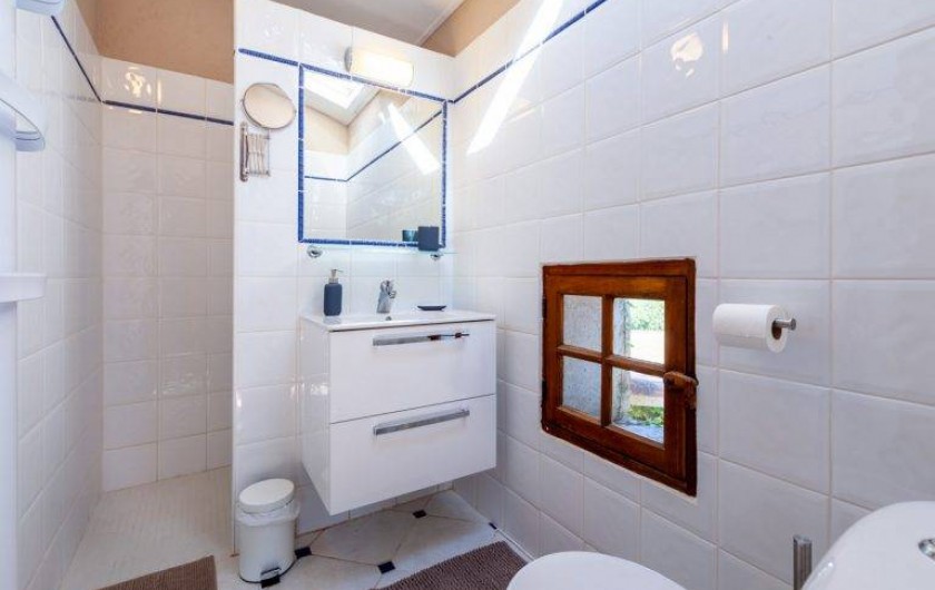 Location de vacances - Chambre d'hôtes à Saint-Césaire-de-Gauzignan - Salle de bain chambre les  Vignes