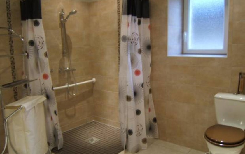 Location de vacances - Gîte à Argenteuil-sur-Armançon - Salle de bains mobilité réduite