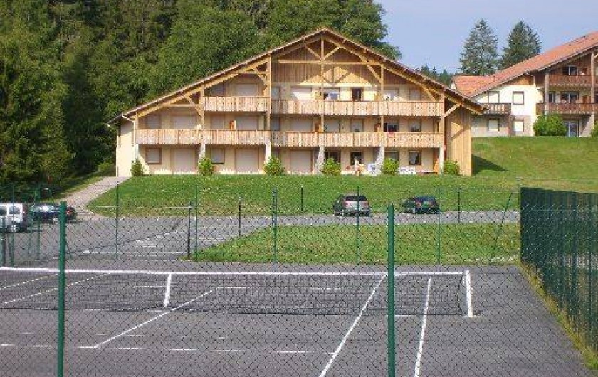 Location de vacances - Appartement à Gérardmer - Résidence en été avec tennis privatif