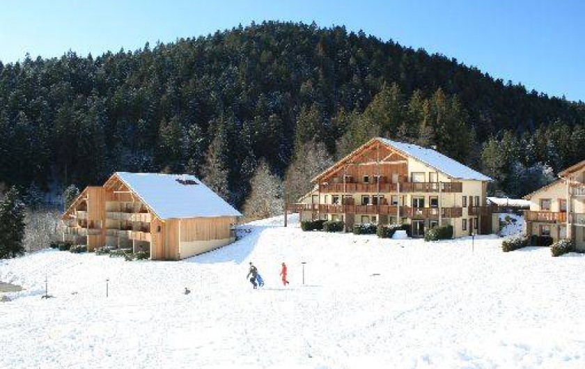Location de vacances - Appartement à Gérardmer - La Résidence en hiver et ses espaces extérieurs