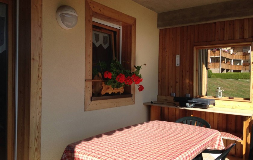 Location de vacances - Appartement à Gérardmer - Jolie terrasse vue lac, barbecue, plancha, friteuse