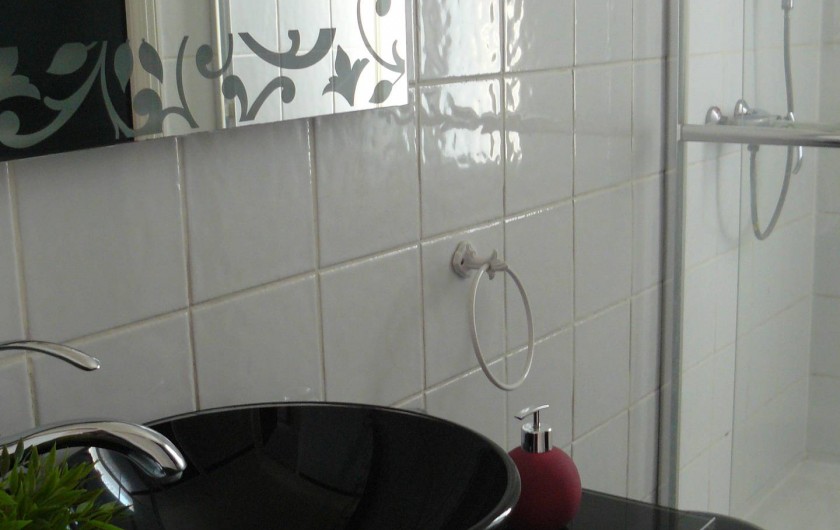 Location de vacances - Chambre d'hôtes à Villeneuve-lès-Béziers - Suite  familiale. La salle de douche