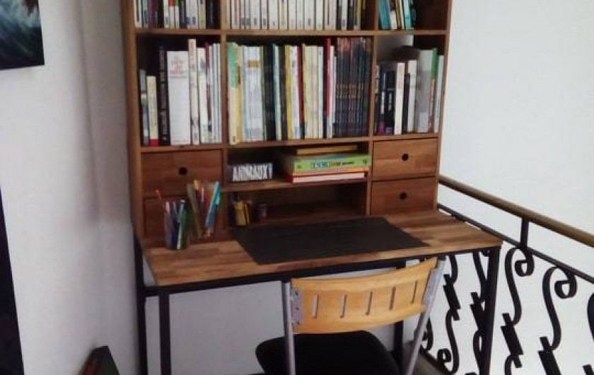 Location de vacances - Chambre d'hôtes à Villeneuve-lès-Béziers - Chambre du 2ème étage. Bureau, livres et jeux de société à disposition