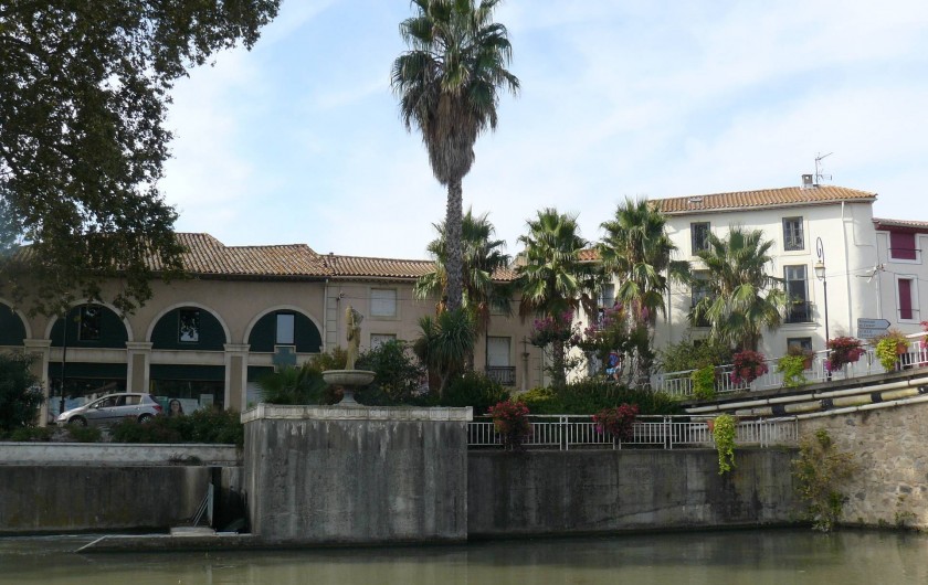Location de vacances - Chambre d'hôtes à Villeneuve-lès-Béziers - La Maison du Canal (à droite) dans son environnement : le Canal, les commerces