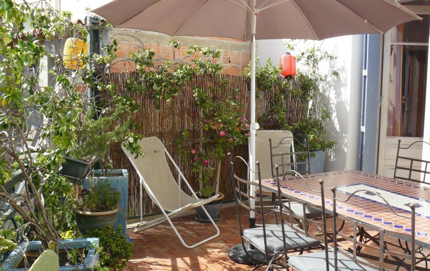 Location de vacances - Chambre d'hôtes à Villeneuve-lès-Béziers - La terrasse, à la disposition de la chambre du rez-de-chaussée