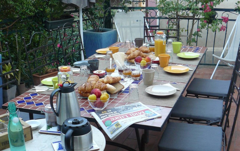 Location de vacances - Chambre d'hôtes à Villeneuve-lès-Béziers - Petit déjeuner sur la terrasse