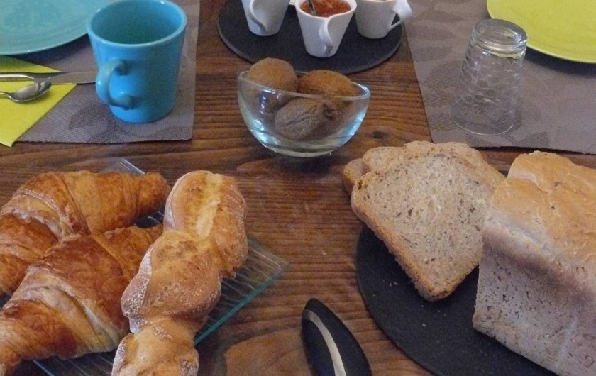 Location de vacances - Chambre d'hôtes à Villeneuve-lès-Béziers - Produits frais au petit déjeuner.