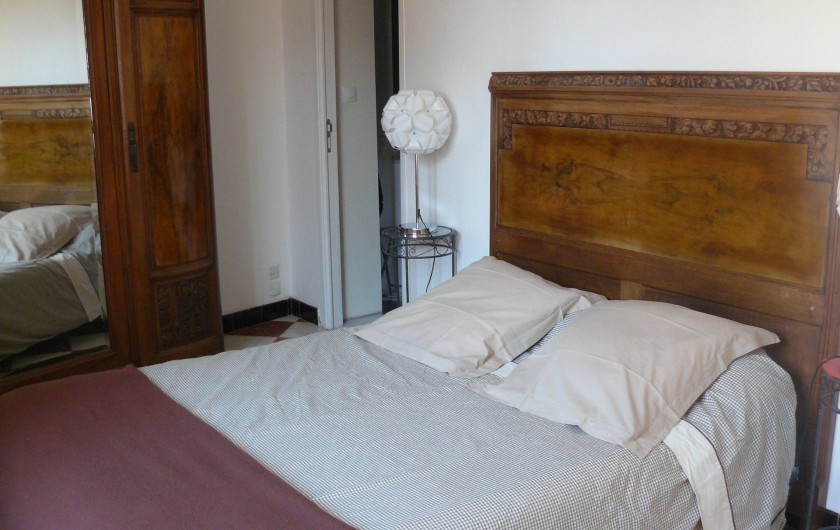 Location de vacances - Chambre d'hôtes à Villeneuve-lès-Béziers - La chambre du rez-de-chaussée. Un lit double.