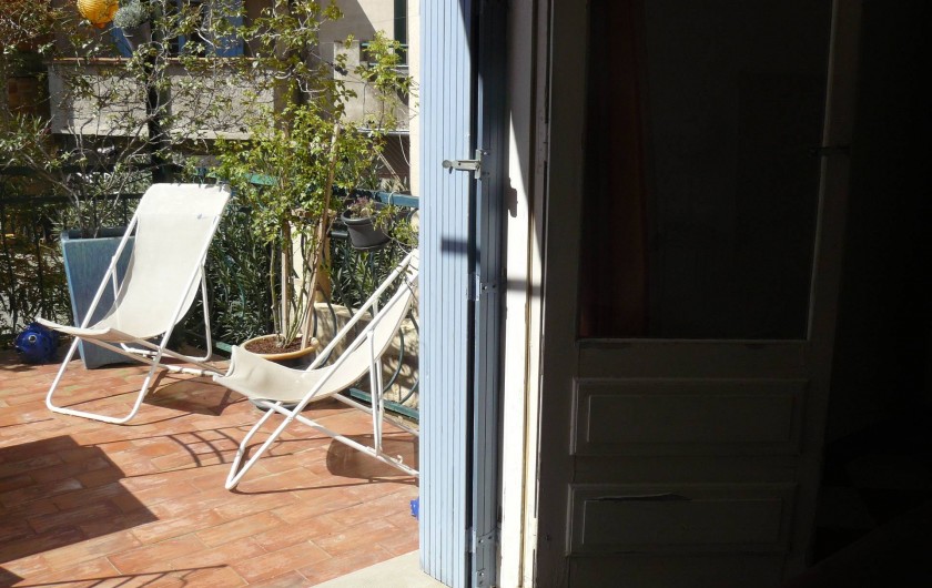Location de vacances - Chambre d'hôtes à Villeneuve-lès-Béziers - La chambre du rez-de-chaussée qui donne accès à la terrasse