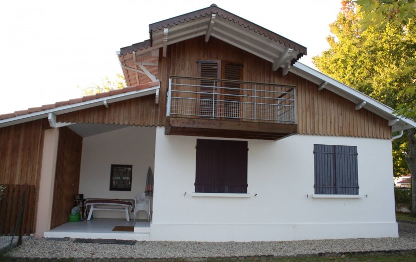 Location de vacances - Villa à Andernos-les-Bains - Façade côté jardin et terrasse couverte