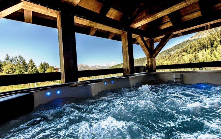 Location de vacances - Hôtel - Auberge à Mâcot-la-Plagne - Jacuzzi vue Mont Blanc