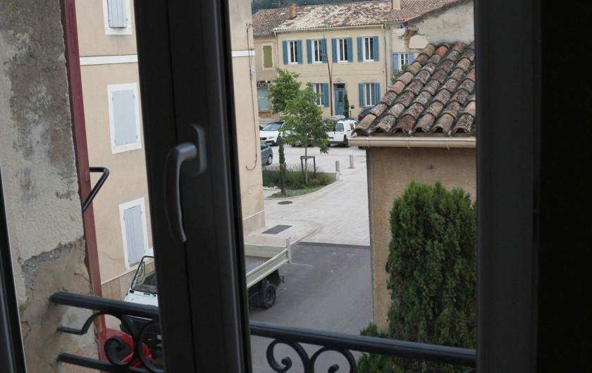 Location de vacances - Appartement à Charleval - la vue de la chambre sur le village de l'appart 5