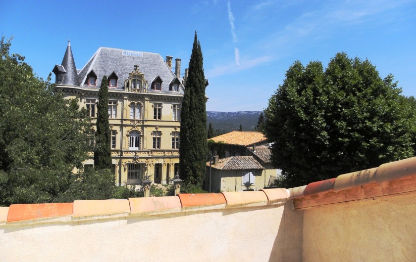 Location de vacances - Appartement à Charleval - la vue sur le château à partir de sa terrasse fraîche au nord de l'appart 5