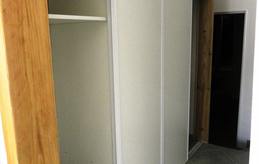 Location de vacances - Appartement à Charleval - le dégagement et son grand placard de rangement  de l'appart 5