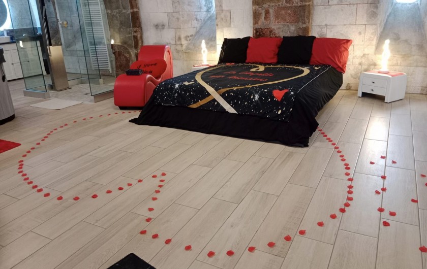 Location de vacances - Gîte à Ambrières-les-Vallées - Lit avec couette imprimée