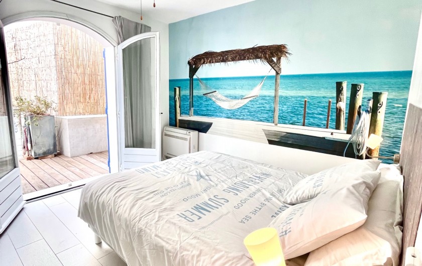 Location de vacances - Villa à Calvi - Barbecue, table, chaises, transats, parasol