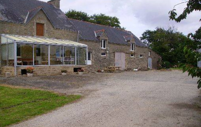 Location de vacances - Gîte à Bignan - vue exterieur maison et cour voie sans issue