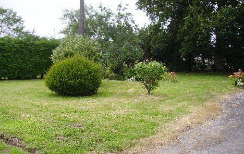 Location de vacances - Gîte à Bignan - vue sue terrain