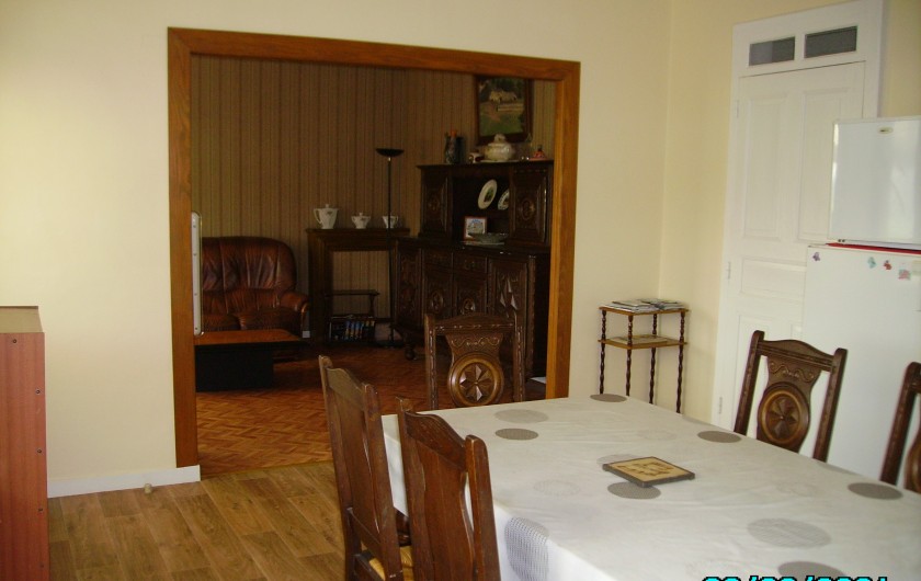 Location de vacances - Gîte à Bignan - vue de la cuisine sur salon