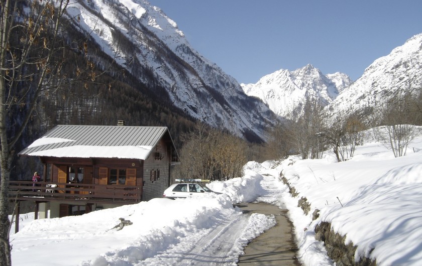Location de vacances - Chalet à Vallouise - Vue du chalet  en direction de la route du refuge des bans