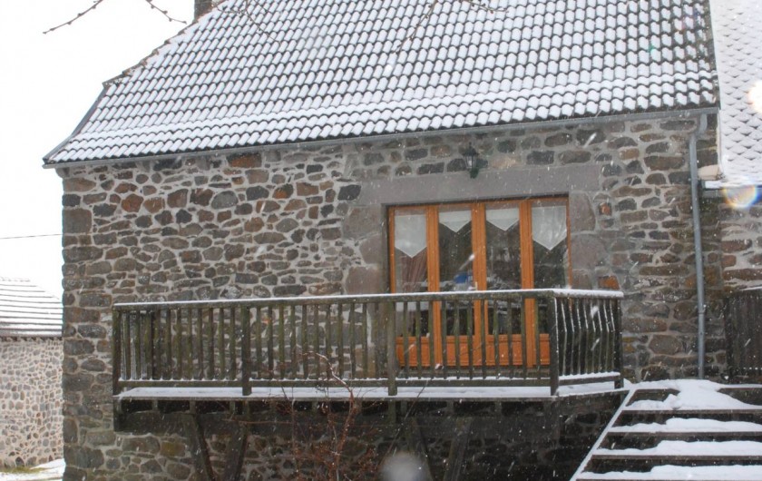 Location de vacances - Villa à Valuéjols - Terrasse arrière en hiver, avec salon de jardin l'été