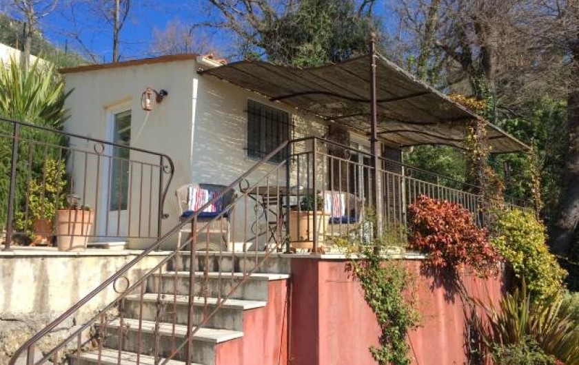Location de vacances - Studio à Cabris - Vue d'ensemble du studio implanté dans le jardin de la villa