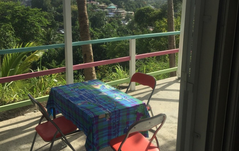 Location de vacances - Appartement à Les Abymes - Votre petit déjeuner sur la terrasse.