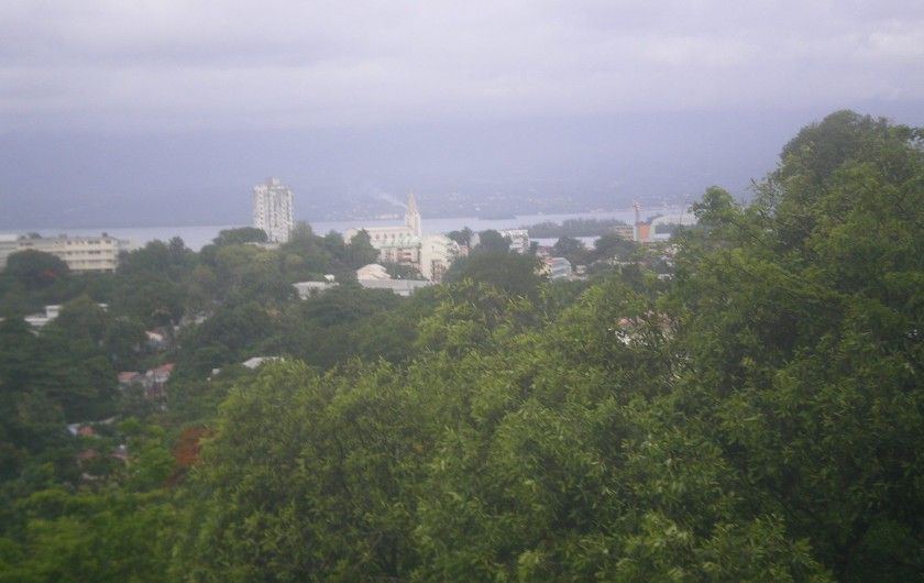 Location de vacances - Appartement à Les Abymes - Une vue panoramique sur Pointe à Pitre
