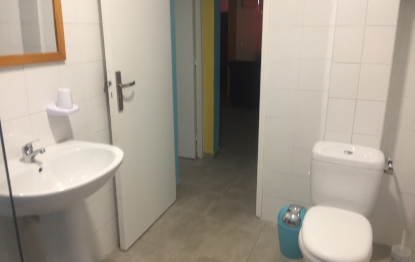 Location de vacances - Appartement à Les Abymes - Mail il y a aussi un coin toilette en plus de la salle de bain.