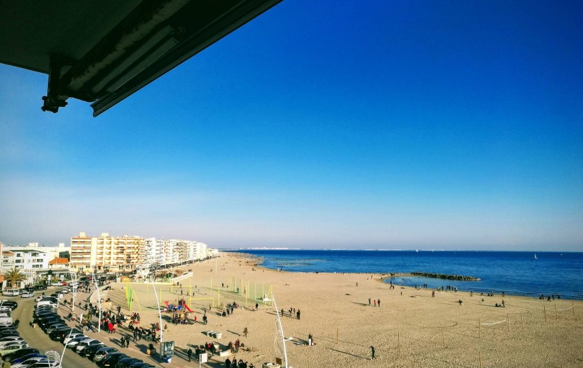 Location de vacances - Appartement à Palavas-les-Flots - Vue du balcon vers  la gauche (photo prise hors saison)