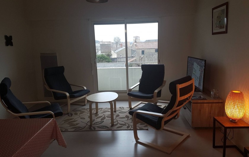 Location de vacances - Appartement à Les Herbiers - Espace salon avec  vue sur Église des herbiers