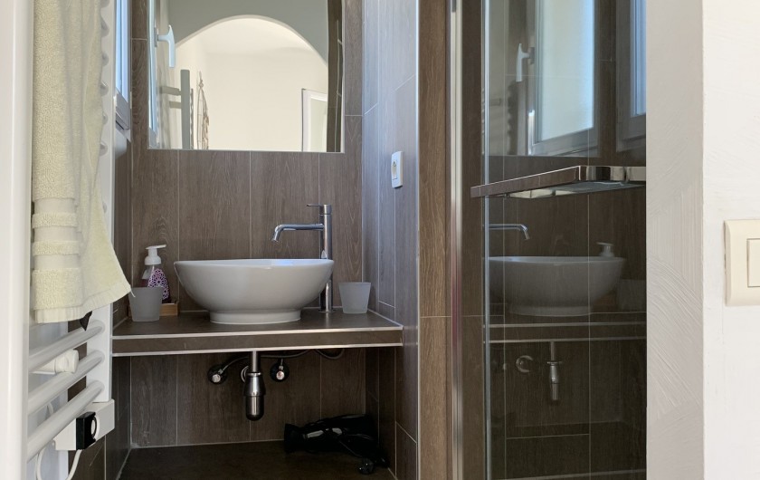 Location de vacances - Villa à Cagnes-sur-Mer - douche et lavabo chambre 4 shower and wash basin room#4
