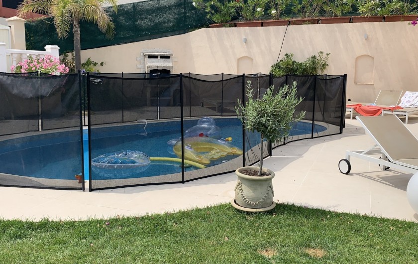 Location de vacances - Villa à Cagnes-sur-Mer - sur demande, un barriere textile peut etre installée. Fence available for pool