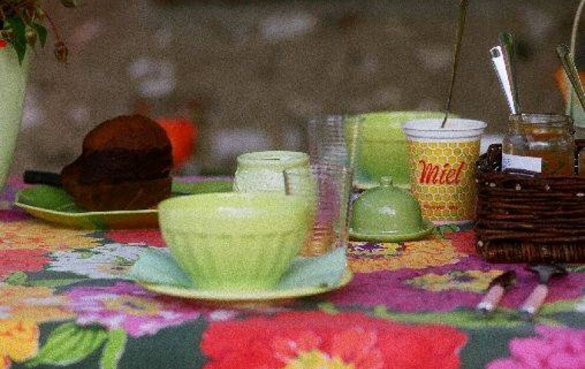 Location de vacances - Chambre d'hôtes à Les Andelys - Un petit déjeuner sous la tonnelle sur la terrasse