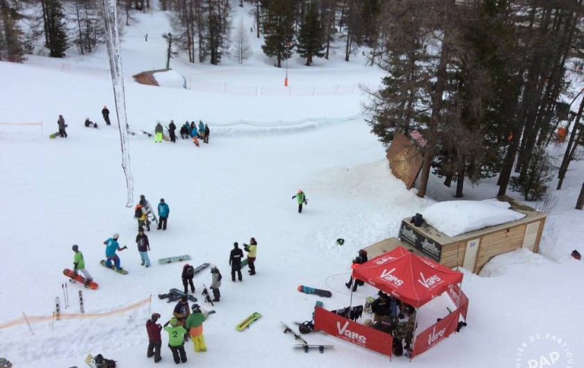 Location de vacances - Appartement à Les Claux - vue sur piste  de l'appartement