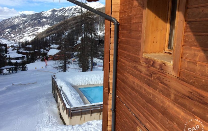 Location de vacances - Appartement à Les Claux - Vue sur la piscine  partagée de pierre & vacances