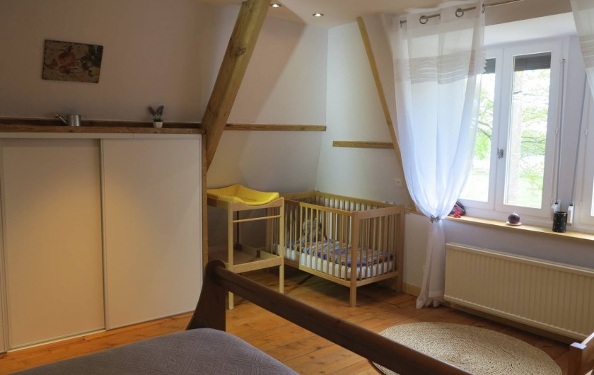 Location de vacances - Gîte à Barentin - chambre 2 : lit bébé et table à langer
